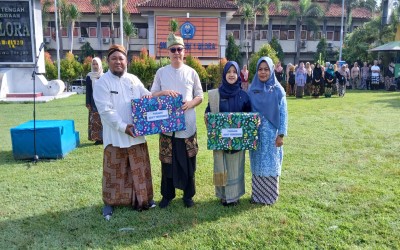 SMKN 1 Blora: Semarak Peringatan Hari Kartini 2025,  Dari Catwalk hingga Aroma Nasi Goreng Juara