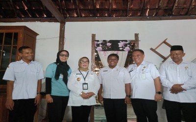 SMK N 1 BLORA : PEMOTONGAN PITA SEBAGAI SIMBOLIS PERESMIAN BEDAH RUMAH DALAM RANGKA HUT SMK N 1 BLORA  KE-40